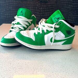 🍀 NIKE Air Jordan 1 Mid KIDS Sneakers NEW Lucky Green Unisex size 4 St Patrick’s